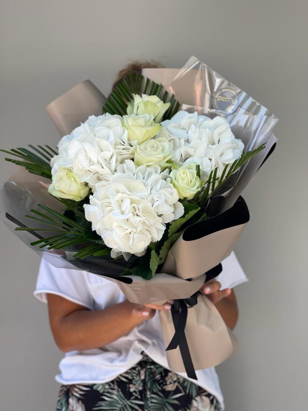 White Rosa Hydrange Buket
